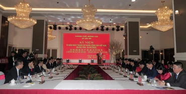 Quang cảnh buổi hội đàm giữa thành phố Móng Cái (Việt Nam) và thành phố Đông Hưng (Trung Quốc).