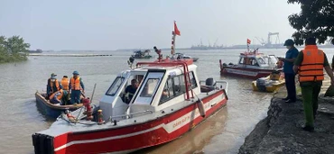 Lực lượng tìm kiếm cứu hộ, cứu nạn đưa nạn nhân thứ 3 lên bờ.