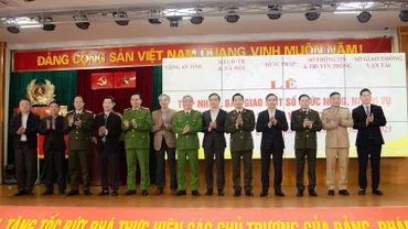 Lãnh đạo tỉnh và các sở, ngành bàn giao chức năng nhiệm vụ chụp hình lưu niệm.