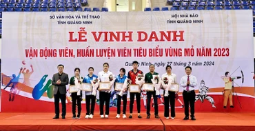 Lãnh đạo Hội nhà báo tỉnh Quảng Ninh khen thưởng cho các vận động viên, huấn luyện viên tiêu biểu Vùng mỏ năm 2023.