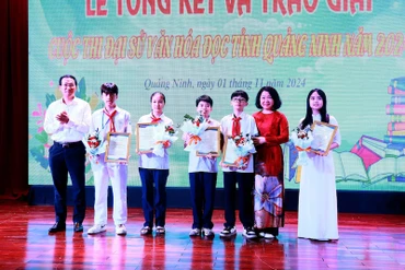 Ban tổ chức khen thưởng cho các cá nhân đạt giải cuộc thi Đại sứ Văn hóa đọc tỉnh Quảng Ninh.
