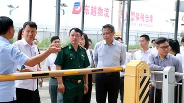 Lãnh đạo thành phố Móng Cái (Việt Nam) và Đông Hưng (Trung Quốc) khảo sát tại khu vực cửa khẩu phía Đông Hưng, Trung Quốc.
