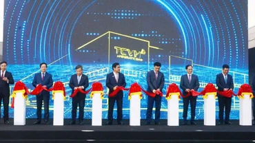 Các đại biểu cắt băng khánh thành Dự án Nhà máy sản xuất ô-tô Thành Công Việt Hưng.