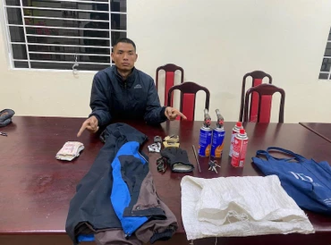 Đối tượng Sính cùng tang vật tại cơ quan Công an.