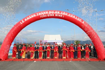 Các đại biểu cắt băng khánh thành cầu Bình Minh bắc qua vịnh Cửa Lục.