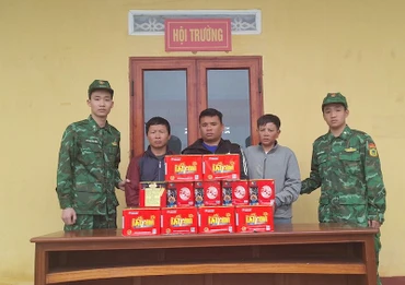 Các đối tượng cùng tang vật tại Đồn Biên phòng Trà Cổ.