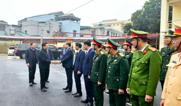 Đồng chí Nguyễn Xuân Thắng chúc Tết các đơn vị lực lượng vũ trang trên địa bàn huyện.