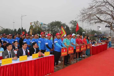 Các đội tham dự Lễ hội đua thuyền truyền thống các huyện đảo tại Cô Tô, Quảng Ninh.