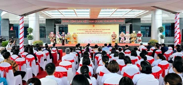 Quang cảnh buổi lễ gắn biển công trình Bệnh viện Phổi Quảng Ninh chào mừng 60 năm thành lập tỉnh.