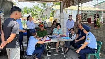 Lực lượng chức năng xử phạt hộ kinh doanh Trần Đức Lương ở Tổ 37B, Khu 4B, phường Hà Phong, thành phố Hạ Long.