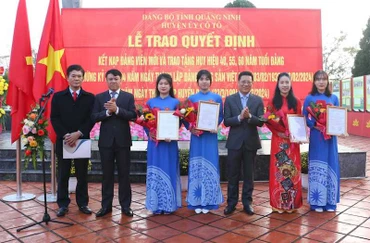 Các Đảng viên được kết nạp đúng vào dịp kỷ niệm 94 năm Ngày thành lập Đảng 3/2.