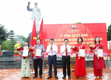 Huyện ủy Cô Tô tổ chức kết nạp đảng viên nhân dịp Kỷ niệm 134 năm Ngày sinh Chủ tịch Hồ Chí Minh.