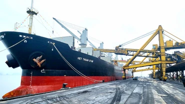 Tầu Việt Thuận Star vào "xông cảng" Cẩm Phả sáng mùng 1 Tết nhận tấn than đầu tiên của năm mới đi thị trường nội địa.
