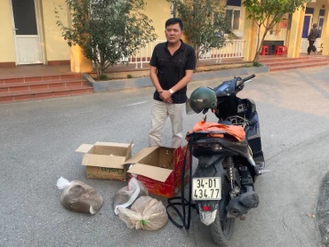 Đối tượng Nguyễn Thành Vinh cùng tang vật tại cơ quan Công an.