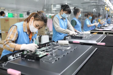 Sản xuất linh kiện điện tử tại khu công nghiệp Đông Mai, thị xã Quảng Yên, Quảng Ninh.
