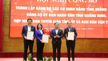 Đồng chí Vũ Đại Thắng, Bí thư Tỉnh ủy, trao quyết định thành lập Đảng bộ Các cơ quan Đảng tỉnh Quảng Ninh.