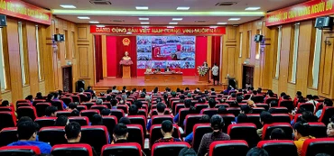 Quang cảnh buổi tiếp xúc cử tri tại thành phố Cẩm Phả.