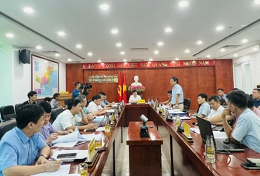 Thành viên Hội đồng đánh giá, nhận xét các nội dung nghiên cứu về các giải pháp bảo tồn hòn Trống Mái, Vịnh Hạ Long.