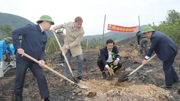 Các đại biểu tham gia trồng cây "Đời đời nhớ ơn Bác Hồ" ở xã phong Dụ, huyện Tiên Yên.