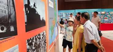 Triển lãm thu hút đông đảo người dân và khách du lịch đến tham quan , tìm hiểu.