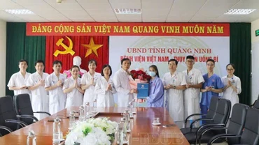 Người bệnh được ra viện trong niềm vui của tập thể y, bác sĩ và người nhà.