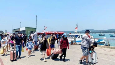 Du khách ra đảo Cô Tô tham quan, trải nghiệm ngày càng tăng mạnh.