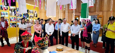 Các đại biểu tham quan tổ hợp tượng tái hiện nghi lễ cấp sắc của người Dao Thanh Y.