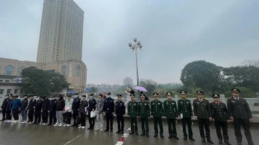 Lực lượng chức năng Việt Nam trao trả 8 trường hợp nhập cảnh trái phép cho lực lượng chức năng Trung Quốc.