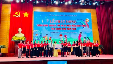 Đại diện các tổ chức, doanh nghiệp trao quà hỗ trợ cho các em học sinh tại buổi lễ. 