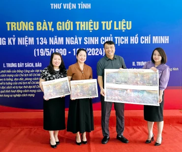 Đại diện Văn phòng Báo Nhân Dân tại Quảng Ninh tặng tranh panorama "Chiến dịch Điện Biên Phủ" cho bạn đọc.