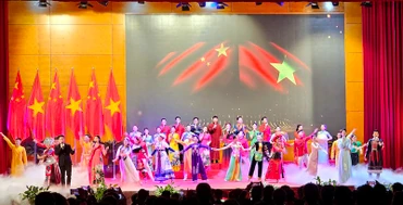 Chương trình nghệ thuật đặc sắc do diễn viên của hai nước biểu diễn tại lễ khai mạc.
