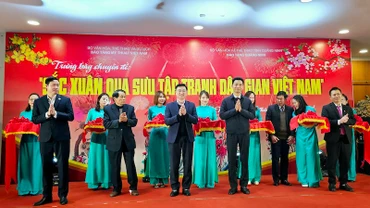 Các đại biểu cắt băng khai mạc triển lãm "Sắc Xuân qua sưu tập tranh dân gian Việt Nam".