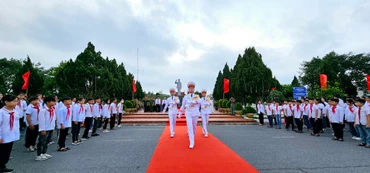 Lễ Thượng cờ trên đảo Cô Tô nhân dịp kỷ niệm 62 năm Ngày Bác Hồ ra thăm đảo.