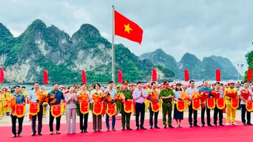 Lãnh đạo tỉnh Quảng Ninh và Ban tổ chức tặng cờ lưu niệm cho các Đội tham gia Hội thi.