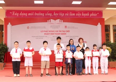 Ban Tổ chức trao giấy khen và các danh hiệu thám hoa, bảng nhãn, trạng nguyên cho các học sinh đoạt giải.