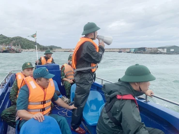 Đồn Biên phòng Cô Tô kêu gọi các tàu, thuyền về nơi tránh trú bão an toàn.