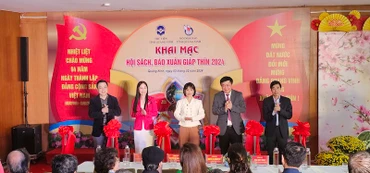 Các đại biểu cắt băng khai mạc Hội sách, báo Xuân Giáp Thìn 2024.