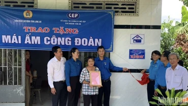  Lãnh đạo Liên đoàn Lao động tỉnh Long An và nhà tài trợ trao "Mái ấm Công đoàn" cho người lao động tại huyện Châu Thành. Lãnh đạo Liên đoàn Lao động tỉnh Long An và nhà tài trợ trao "Mái ấm Công đoàn" cho người lao động tại huyện Châu Thành. (Ảnh: Thanh Phong)