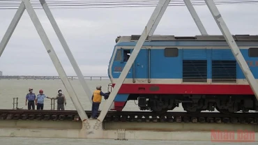 Đoàn tàu hàng phải dừng lại tại hiện trường để xử lý vụ tai nạn giao thông đường sắt ngày 15/2/2022, trên tuyến đường sắt bắc-nam tại Km 1200+5 (đoạn qua cầu Đà Rằng, thành phố Tuy Hòa, Phú Yên). (Ảnh: Trình Kế)
