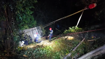 Lực lượng chức năng kéo xe khách bị nạn lên khỏi hiện trường.