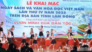 Tiết mục văn nghệ tại Ngày Sách và Văn hóa đọc Việt Nam tỉnh Lâm Đồng năm 2025.