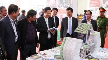 Các đại biểu tham quan triển lãm.