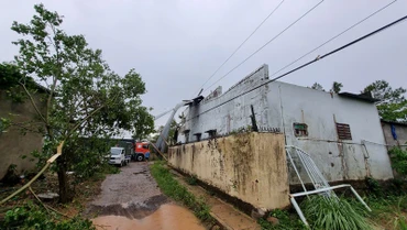 Nhà của một hộ dân bị lốc xoáy cuốn bay mái tôn.