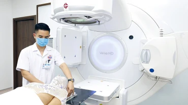 Chuẩn bị xạ trị ung thư cho người bệnh tại Bệnh viện K. (Ảnh: nhandan.vn)