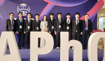 Từ trái qua phải ảnh: PGS,TS Đặng Đức Vượng - Phó Trưởng đoàn; Trần Lê Thiện Nhân, Lý Bá Khôi, Trần Trung Hiếu, Nguyễn Ngọc Phương Anh, Nguyễn Công Vinh, Trương Đức Dũng, Phan Quang Triết, Nguyễn Thế Quân; GS,TS Lục Huy Hoàng- Trưởng đoàn. 