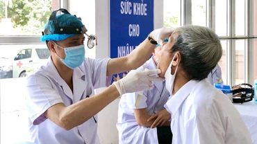 Các cán bộ y, bác sĩ thăm khám sức khỏe miễn phí cho người dân trên địa bàn huyện Mê Linh.