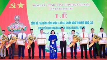 Phó Bí thư Thường trực Thành ủy Hà Nội Nguyễn Thị Tuyến trao Bằng công nhận xã đạt chuẩn nông thôn mới nâng cao cho các xã của huyện Thanh Trì.