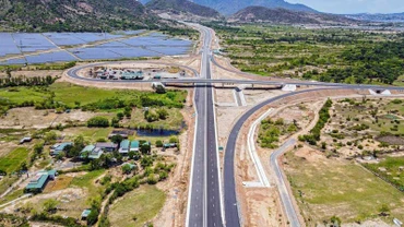 Giải ngân vốn đầu tư công là nhiệm vụ chính trị trọng tâm năm 2023, nhất là đối với các công trình hạ tầng giao thông trọng điểm. Trong ảnh: Nút giao thông thuộc dự án cao tốc Nha Trang-Cam Lâm được thông xe ngày 19/5, là điểm nhấn về thiết kế, mỹ thuật của tuyến.