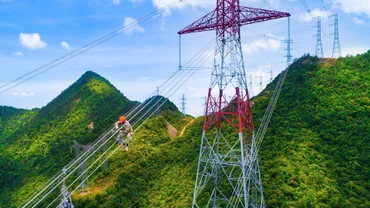 Lắp đặt Đường dây 500kV mạch 3 Quảng Trạch (Quảng Bình) - Phố Nối (Hưng Yên)