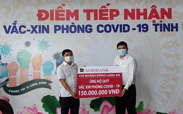 Trao tiền ủng hộ Quỹ Vaccine phòng dịch Covid-19 tỉnh Long An. (Ảnh minh họa: Thanh Phong)